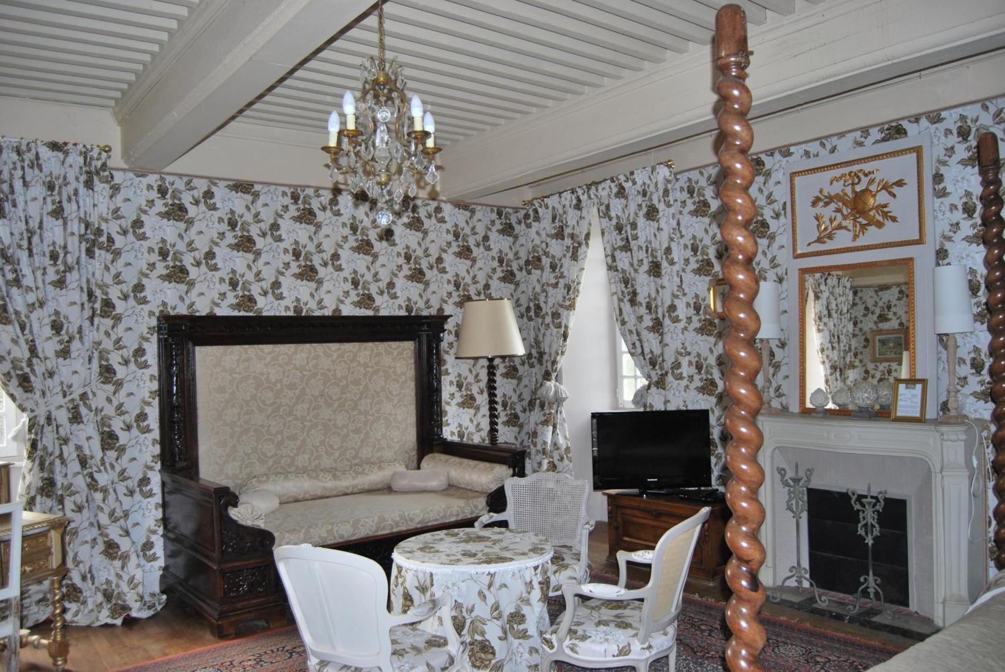 Chateau De Chantelauze Olliergues Room photo